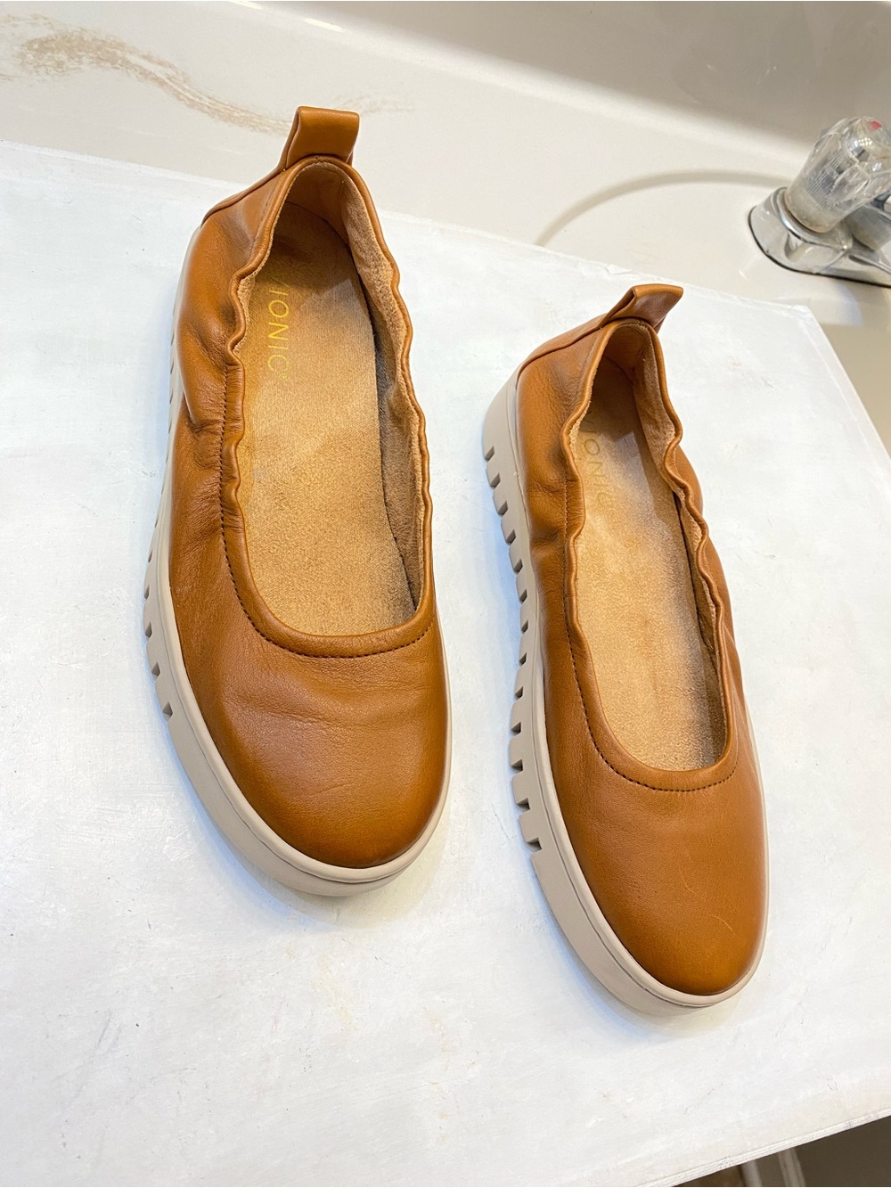 Vionic Uptown ballet flat Women’s Size 7. NEW Never worn no box. Clean shoe.